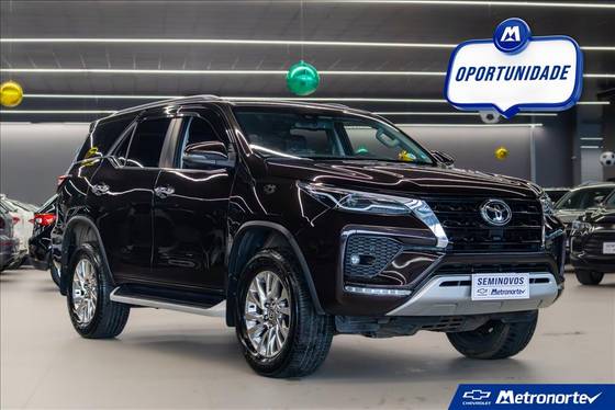 TOYOTA HILUX SW4 2.8 D-4D TURBO DIESEL SRX 7L 4X4 AUTOMÁTICO TOYOTA HILUX SW4 2.8 D-4D TURBO DIESEL SRX 7L 4X4 AUTOMÁTICO
